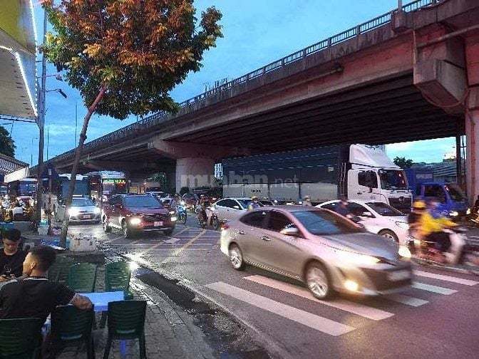 Bán nhà Giải Phóng, Mặt phố ngã tư, 37m2 3 tỷ2
