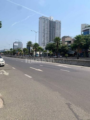 cần bán lô đất mặt tiền 450m2 _ đường Ngô Quyền .  cạnh cầu Rồng.