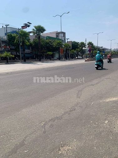 cần bán lô đất mặt tiền 450m2 _ đường Ngô Quyền .  cạnh cầu Rồng.
