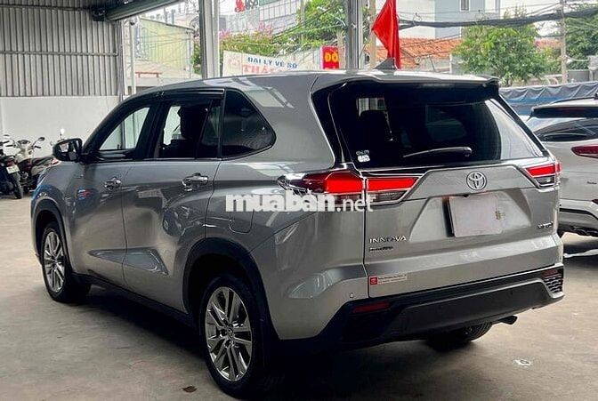Bán Toyota Innova Cross 2023 HEV - 8000 km zin 99%