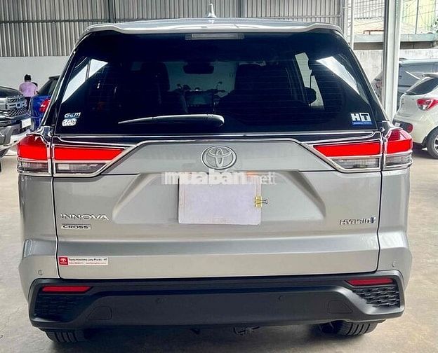 Bán Toyota Innova Cross 2023 HEV - 8000 km zin 99%