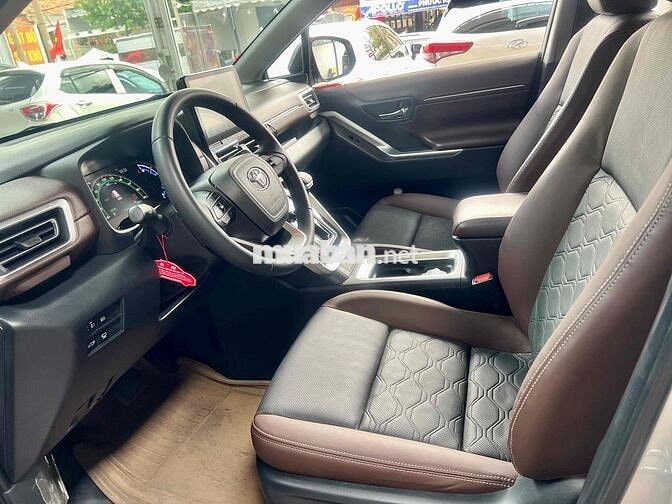 Bán Toyota Innova Cross 2023 HEV - 8000 km zin 99%