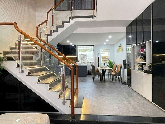 NHÀ MỚI 6 TẦNG THANG MÁY NỘI THẤT ĐỒ GỖ GIÁ TRỊ, Ô TÔ ĐỖ CỬA