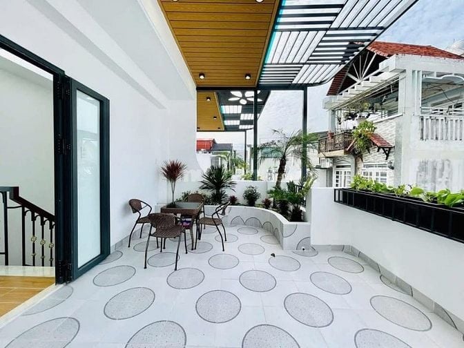 Đi nước ngoài định cư bán gấp nhà ở đường Phan Đăng Lưu, phường 1, quậ