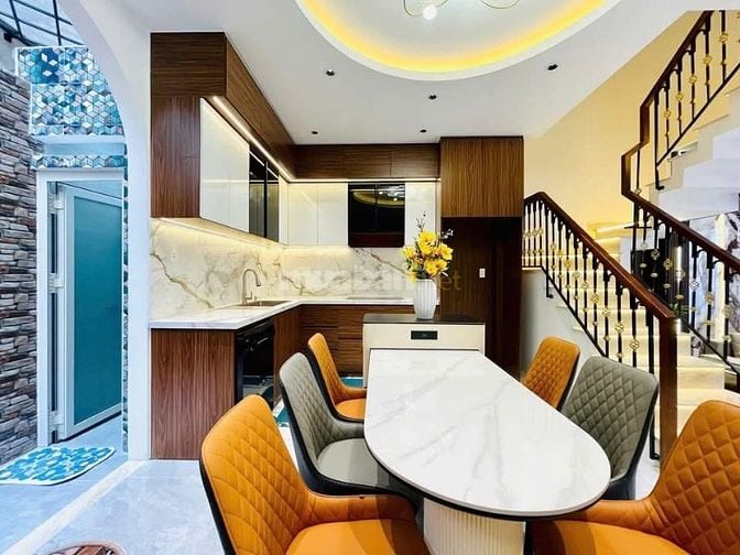 Đi nước ngoài định cư bán gấp nhà ở đường Phan Đăng Lưu, phường 1, quậ