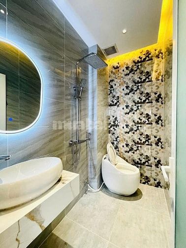 Đi nước ngoài định cư bán gấp nhà ở đường Phan Đăng Lưu, phường 1, quậ