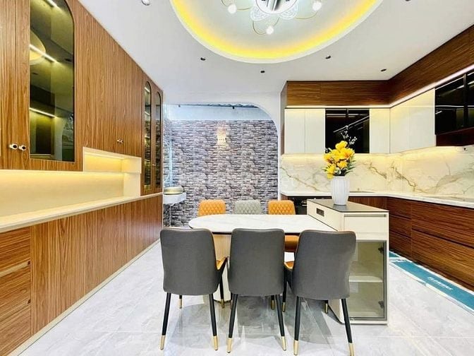 Đi nước ngoài định cư bán gấp nhà ở đường Phan Đăng Lưu, phường 1, quậ
