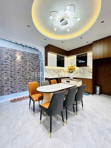 Đi nước ngoài định cư bán gấp nhà ở đường Phan Đăng Lưu, phường 1, quậ