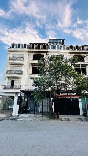Bán nhà vườn liền kề, mặt đường lớn, thuộc khu biệt thự GREEN PARK 