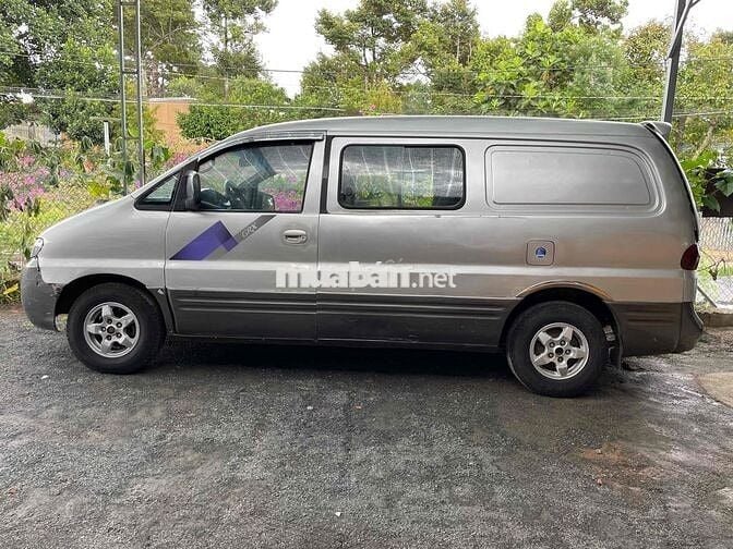 Hyundai Starex 2002 van 6 chỗ 900kg chạy cấm giờ