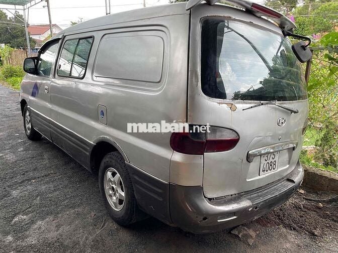 Hyundai Starex 2002 van 6 chỗ 900kg chạy cấm giờ