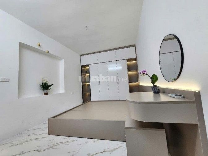 Cho thuê căn hộ tập thể tầng 1, D 60 m2, 2 P.ngủ, 2 WC, ôtô đỗ cửa