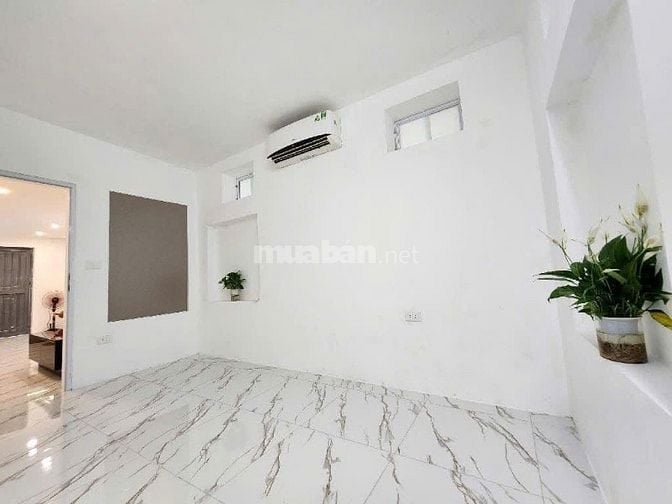 Cho thuê căn hộ tập thể tầng 1, D 60 m2, 2 P.ngủ, 2 WC, ôtô đỗ cửa