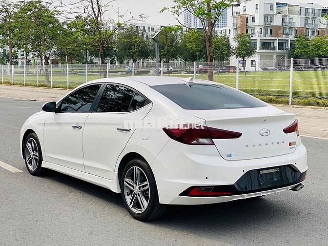 Hyundai Elantra Trắng Sedan 2 Chỗ, Sản Xuất 2020