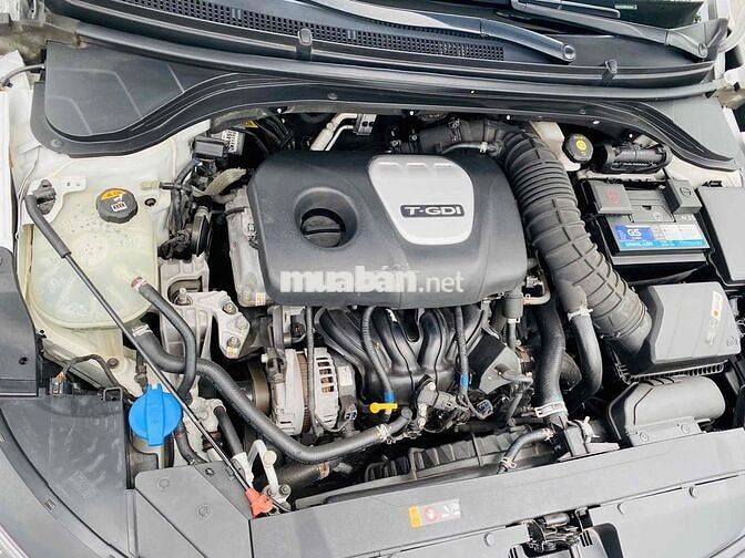 Hyundai Elantra Trắng Sedan 2 Chỗ, Sản Xuất 2020