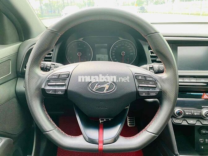 Hyundai Elantra Trắng Sedan 2 Chỗ, Sản Xuất 2020