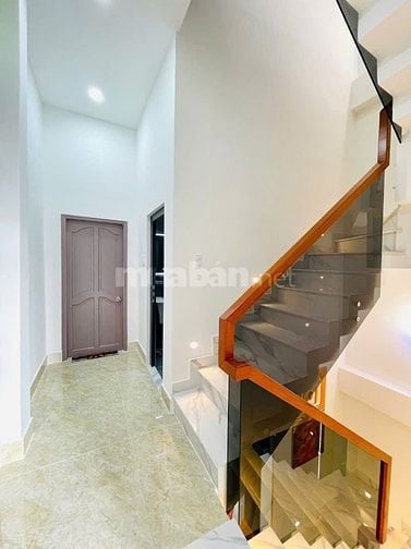 Hạ giá! Bán gấp nhà Nguyễn Văn Quá vào 100m, Quận 12, hẻm xe hơi 6m