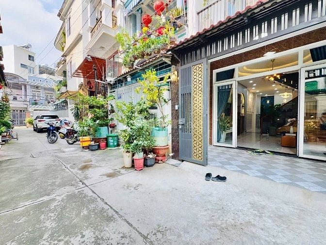 Hạ giá! Bán gấp nhà Nguyễn Văn Quá vào 100m, Quận 12, hẻm xe hơi 6m