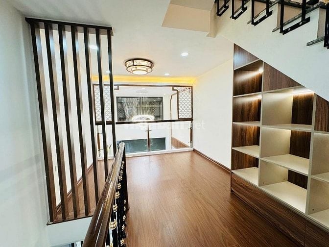 👉 5tỷ nhỉnh 30m2 có ngay nhà 5 tầng bên cạnh Timecity. + Vị trí ngõ b