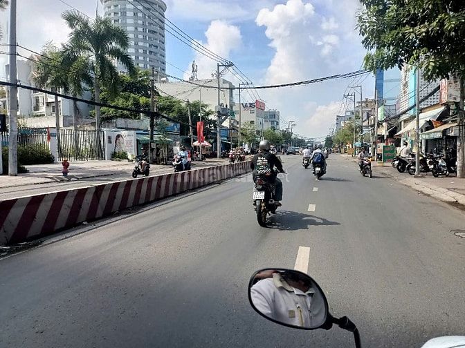 Nhà phố mặt tiền đường Huỳnh Tấn Phát Quận 7, 8*24 chỉ 24 tỷ. Rê đẹp.