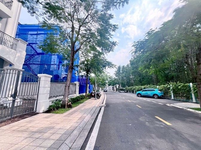 Bán biệt thự khu Vinhome Q9, căn view sông, 15x23m đất, 4 tầng