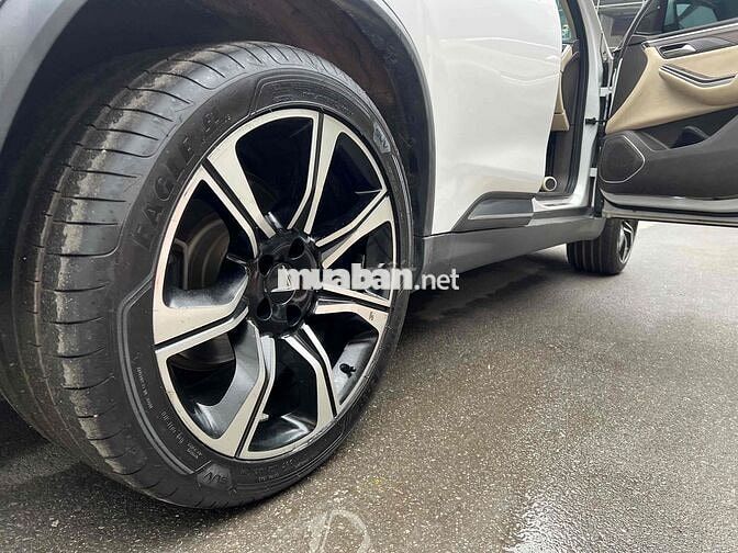 VinFast Lux SA2.0 2021 Premium 2.0 AT - 130000 km