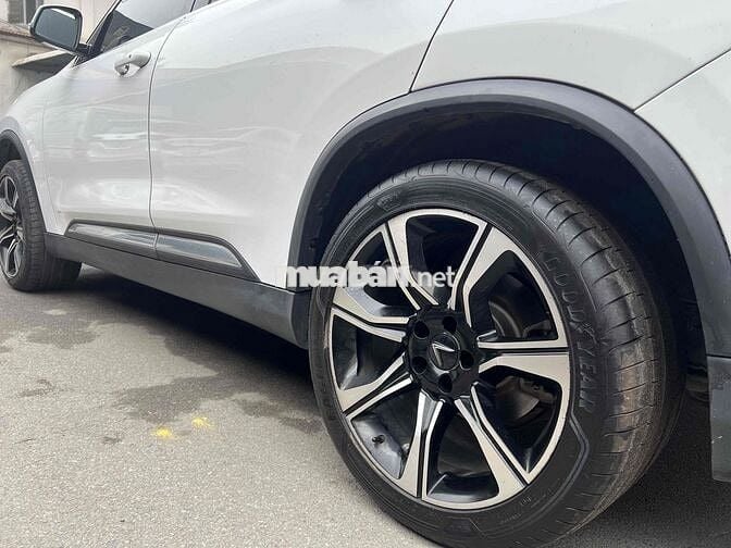 VinFast Lux SA2.0 2021 Premium 2.0 AT - 130000 km