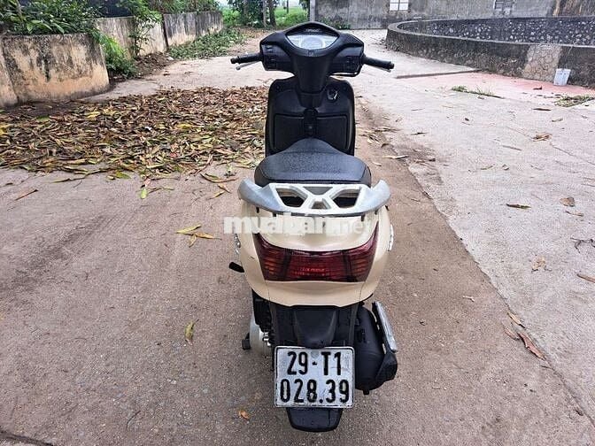 Lead fi đời chân chống điện biển Hà Nội