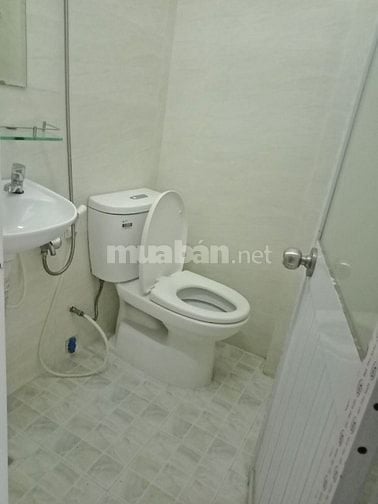 PHÒNG BAN CÔNG CỬA SỔ THOÁNG SẠCH ĐẸP ngay TRƯỜNG SA-HOA PHƯỢNG