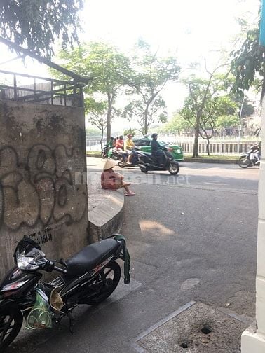PHÒNG BAN CÔNG CỬA SỔ THOÁNG SẠCH ĐẸP ngay TRƯỜNG SA-HOA PHƯỢNG