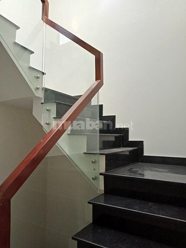 PHÒNG BAN CÔNG CỬA SỔ THOÁNG SẠCH ĐẸP ngay TRƯỜNG SA-HOA PHƯỢNG