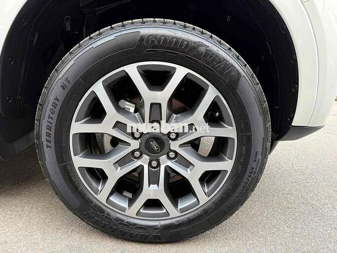Ford Everest 2024 Titanium 2.0L 4x2 AT - 20000 km