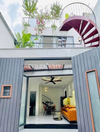 Bán gấp nhà Phạm Văn Hai. Phường 3. Tân Bình. Giá 2 tỷ 990. Bớt lộc.