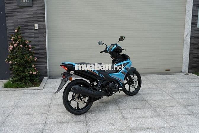 Yamaha LC 135 Fi 2025 màu xanh nhập Malaysia