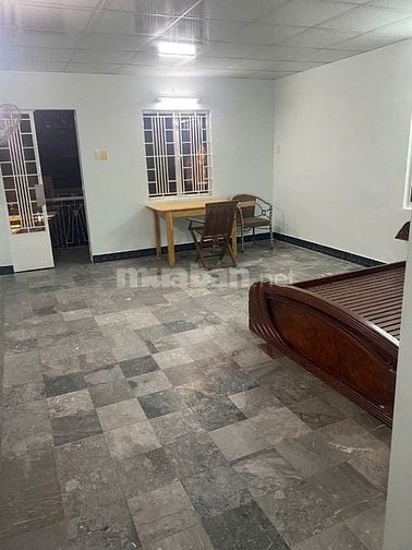 Cho thuê nguyên lầu sát trung tâm Quận 1