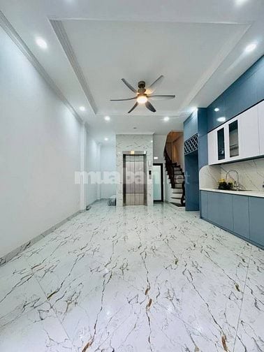 Nhà Đẹp, Mới, Thang Máy, Phố Giáp Bát 33m, 6 tầng, mt 4.3m, giá 8.6 tỷ