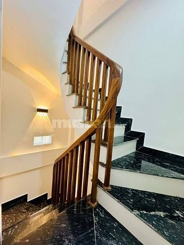 Nhà Đẹp, Mới, Thang Máy, Phố Giáp Bát 33m, 6 tầng, mt 4.3m, giá 8.6 tỷ