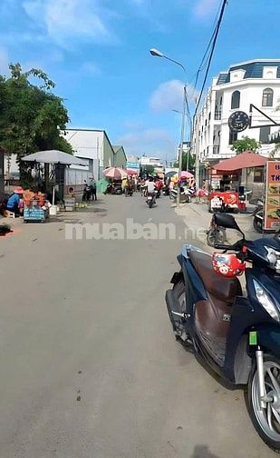 Sang tên nhà gần chợ Bờ Ngựa, Hưng Nhơn, xã Tân Kiên. giá 690TR SHR