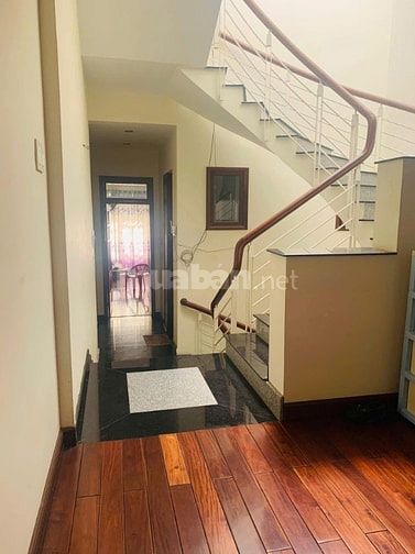 Chuyển công tác cần bán nhà mặt tiền phố