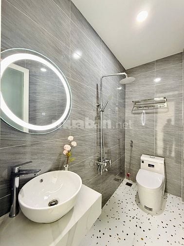 HOA SỨ PHÚ NHUẬN, 3 LẦU, 5PN, 6WC. FUll NT