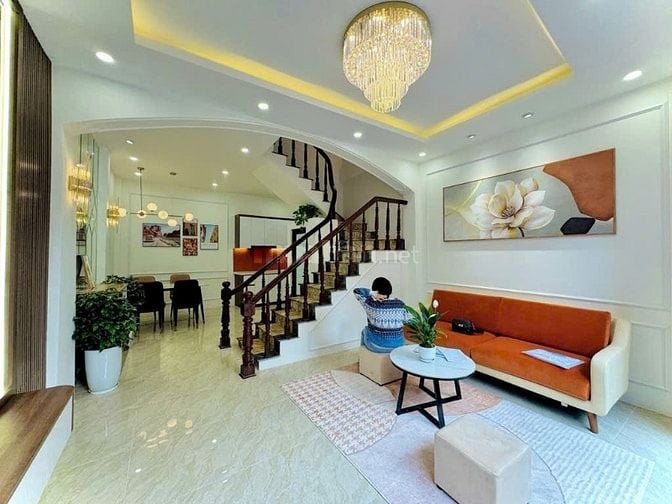 NHÀ MỚI GẦN PHỐ, FULL NỘI THẤT, NHIỀU TIỆN ÍCH XUNG QUANH
