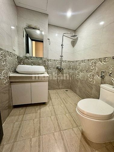 Nhà 5 tầng, nhà mới,nội thất mới ,oto đỗ cửa ngõ 462 Ngọc Thụy