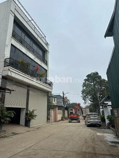 Bán đất tặng nhà mới xây trục chính làng