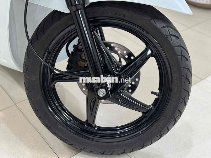 SH 150i mẫu Italia màu trắng đen sporty cuối 2012