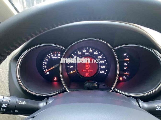 Kia Rio màu trắng 2015 1.4 AT Hatchback