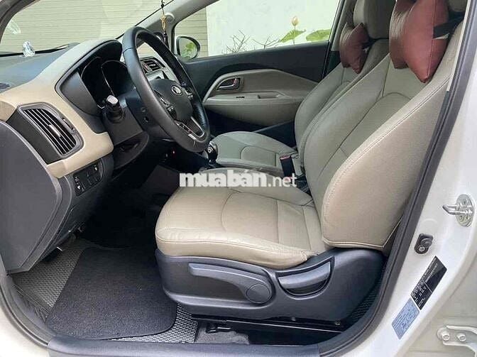 Kia Rio màu trắng 2015 1.4 AT Hatchback