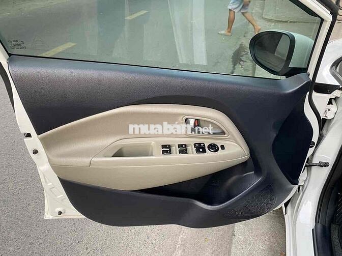 Kia Rio màu trắng 2015 1.4 AT Hatchback
