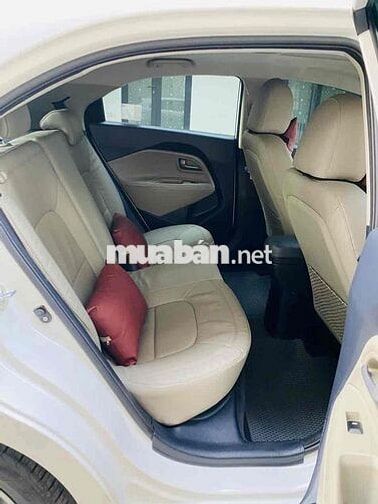 Kia Rio màu trắng 2015 1.4 AT Hatchback