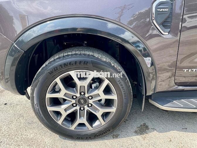 Ford Everest Titanium 2.0L 4x2 AT - 2022