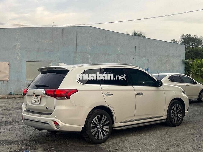 Bán gấp Outlander 2022 Pre Full option xe Zin 99%
